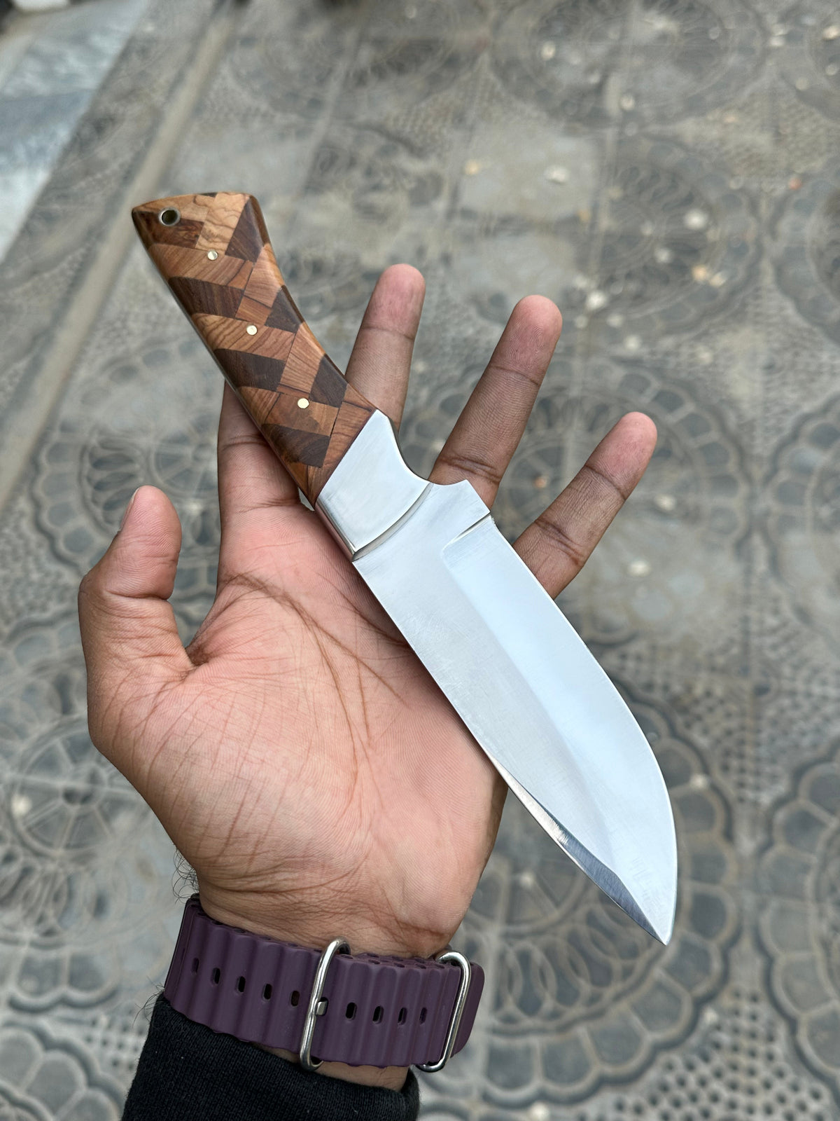 D2 steel hunting knife from Knives Gear Garage with a sharp blade and textured handle, ideal for outdoor and hunting activities.