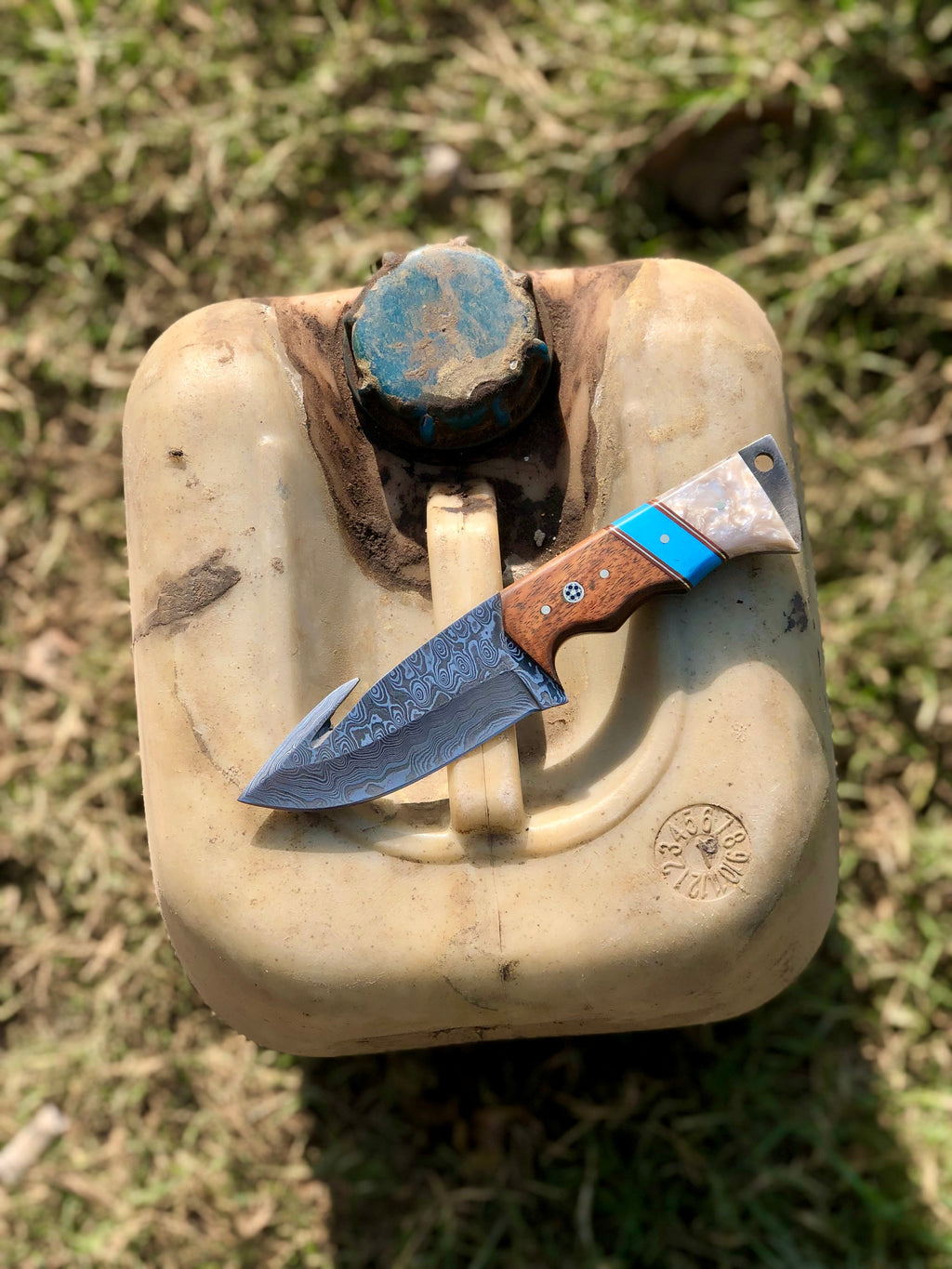 The Hunter's Edge: 8.25-Inch Gut Hook Skinning Hunting Knife with Raindrops Damascus Steel Blade, Rosewood and Epoxy Resin Handle
