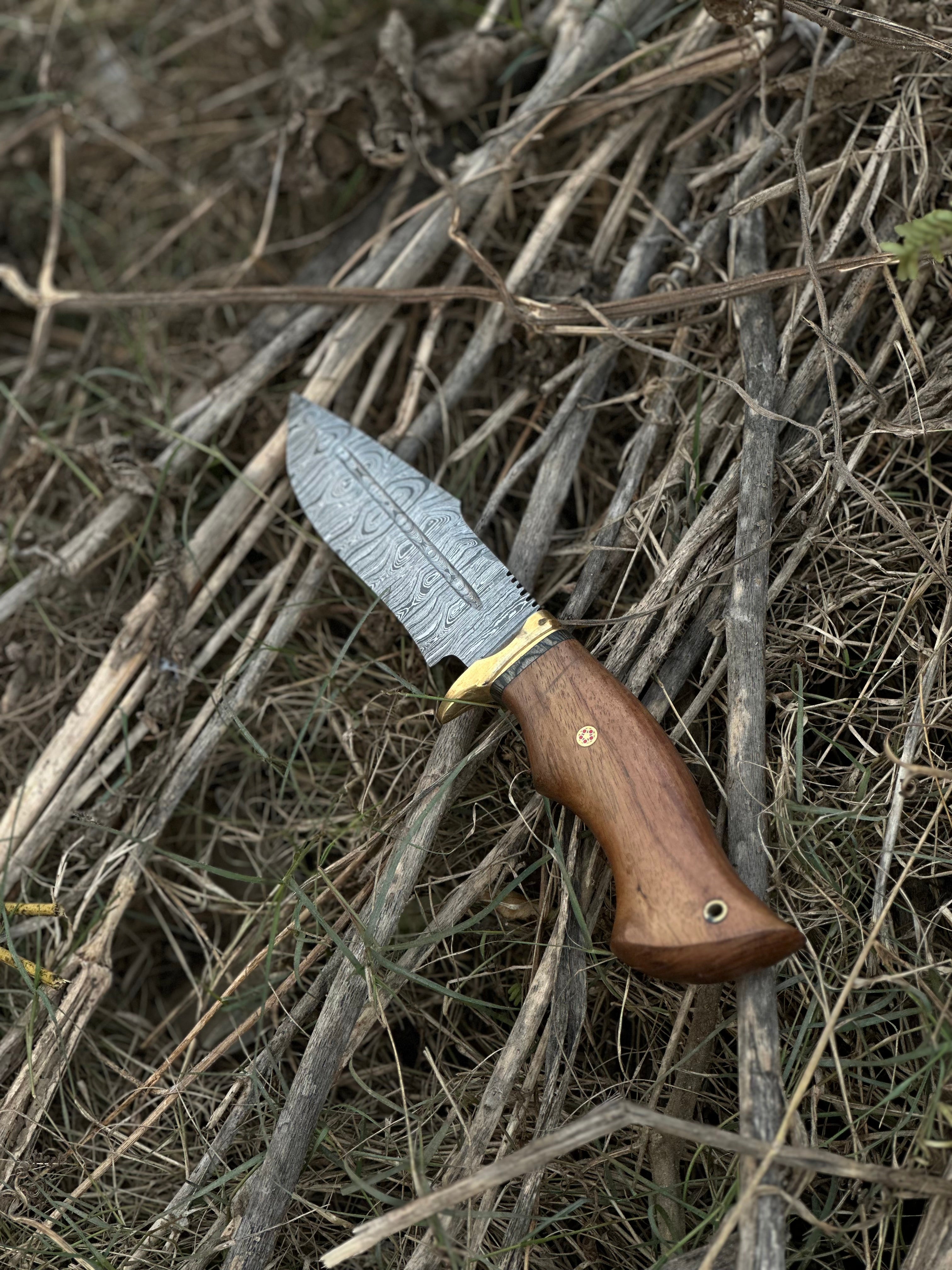 Hunting Blade – 10" Damascus Steel Knife with Rosewood Handle, Brass Guard & Leather Sheath