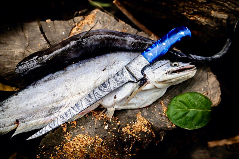 Custom Handmade Angling Knife – Damascus Steel Fishing Knife with Resin Handle & Leather Sheath