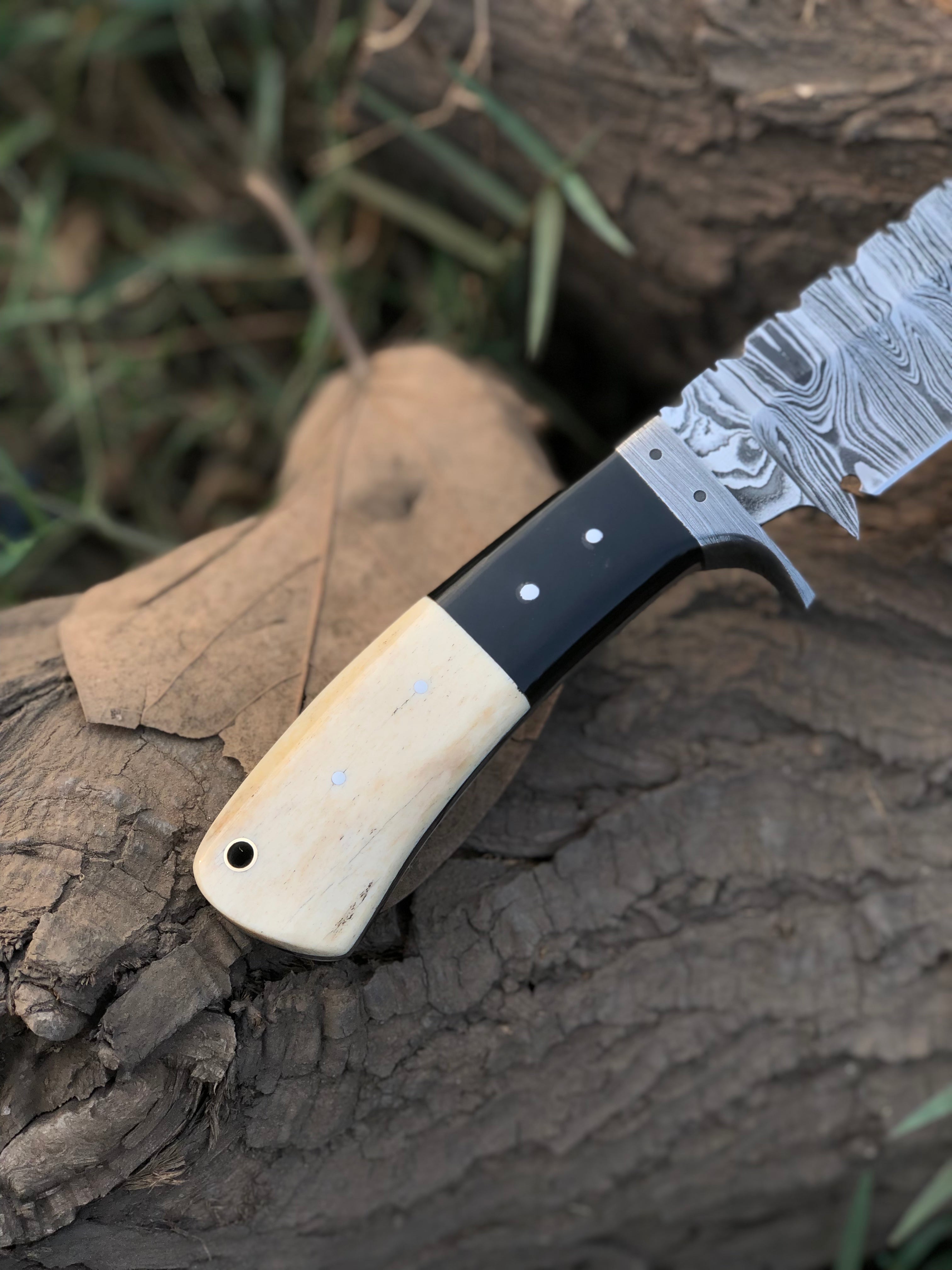 Custom handmade Damascus steel hunting knife