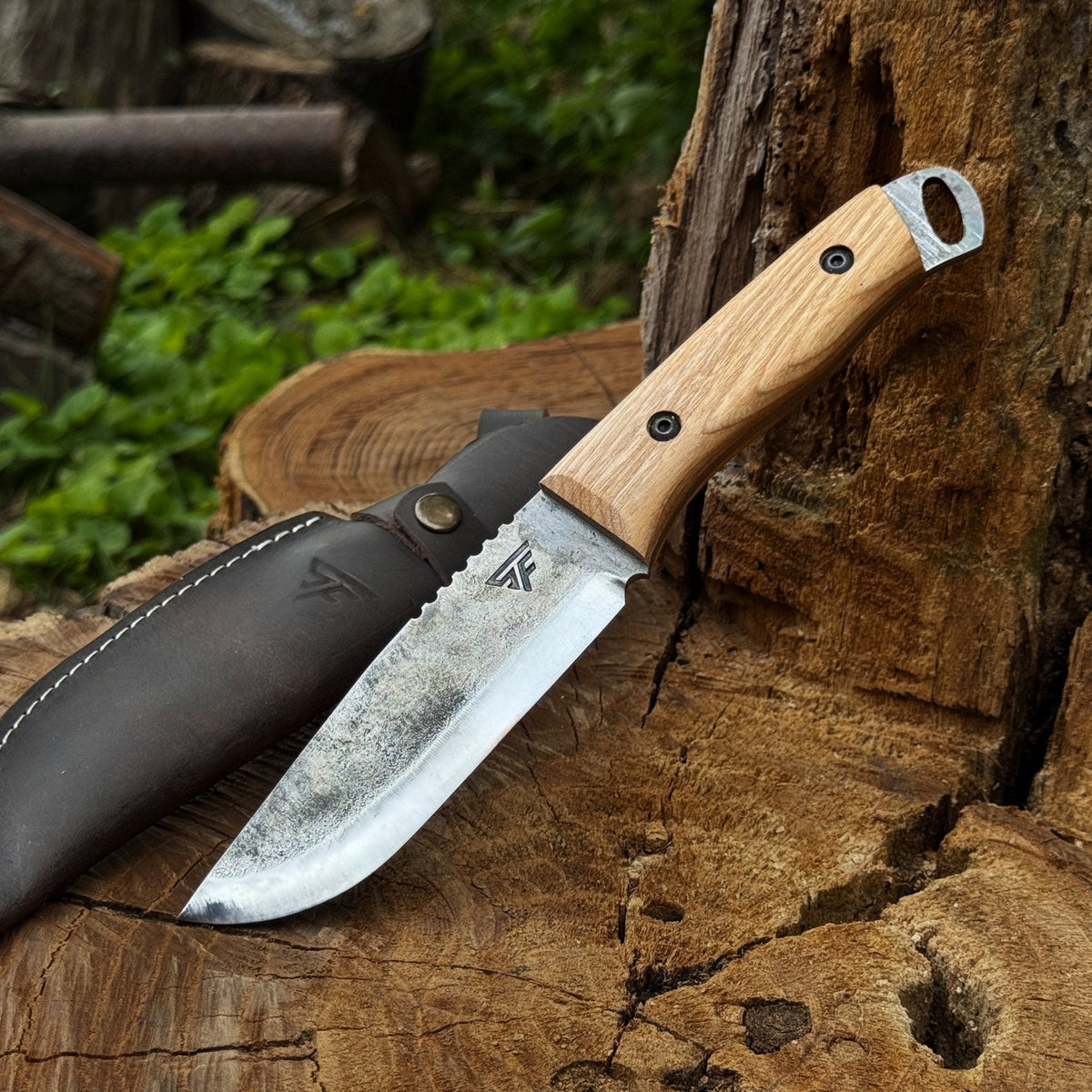 Hand-Forged Camping Knife 12.5 cm with wooden handle - Relic & Reel