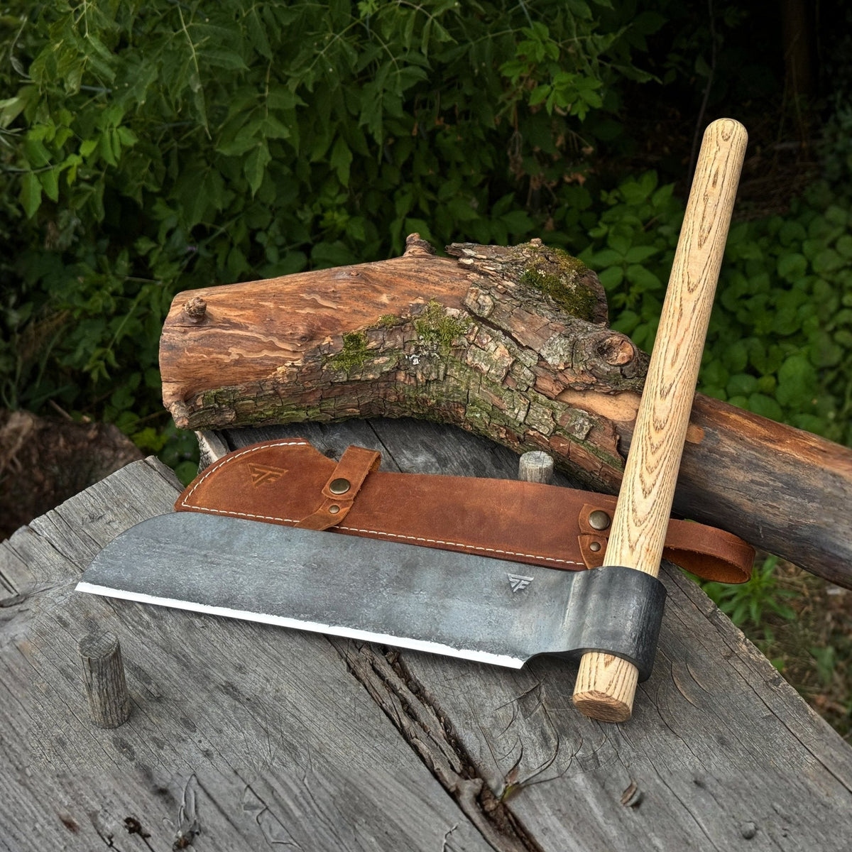 Hand-forged Sharky Steel splitting froe blade, 25.5 cm (10 inches), with a sturdy wooden handle for splitting wood.