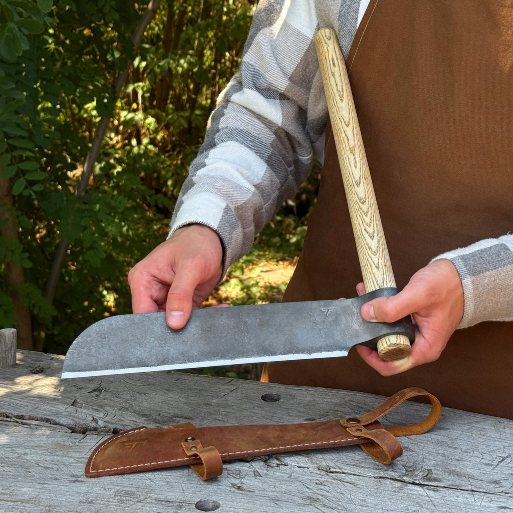 Hand-forged Sharky Steel Froe blade, 25.5 cm (10 inches), with a sturdy forged steel construction for splitting wood.