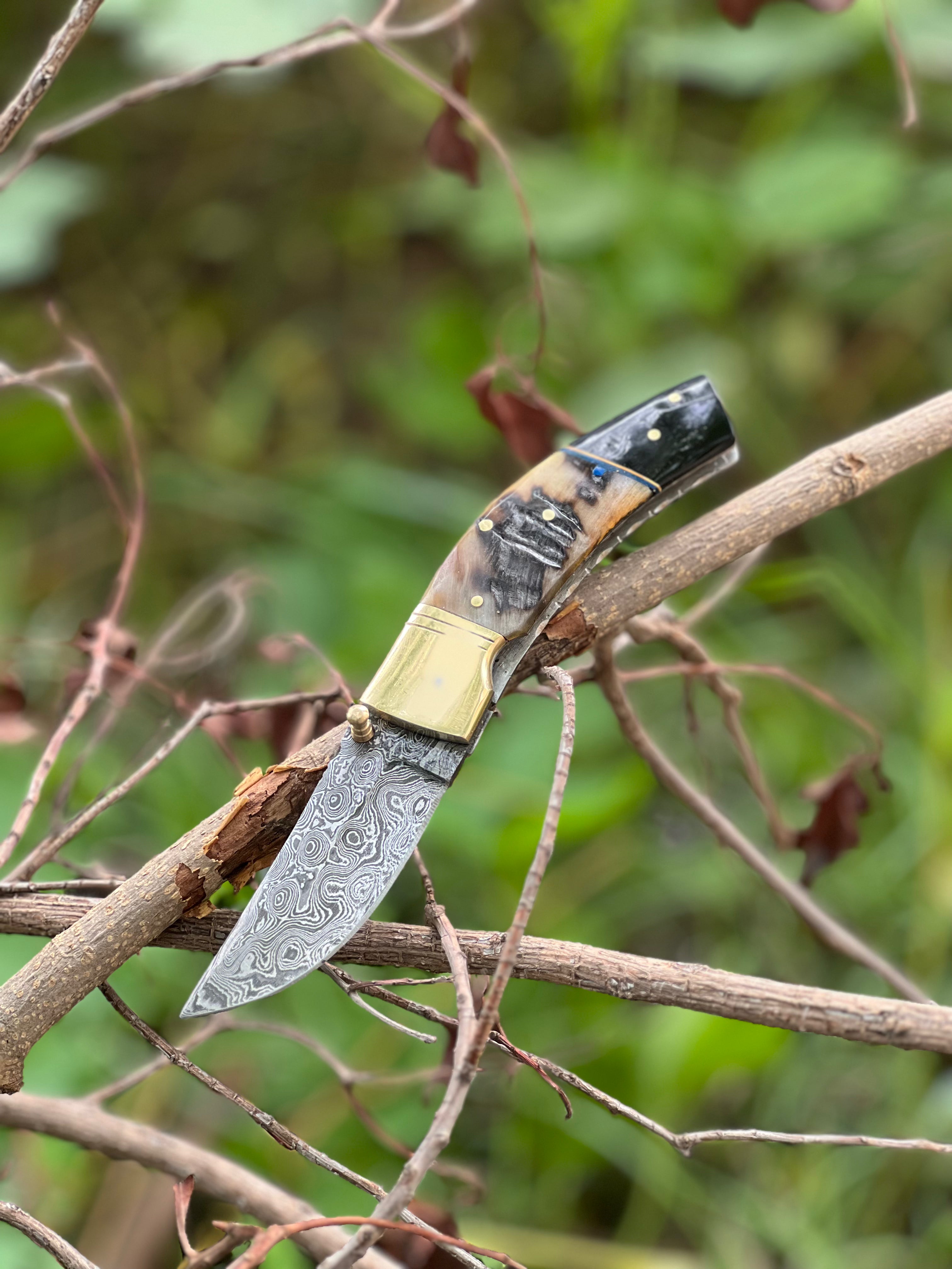 Hand Made Folding Knife , Superior Custom Made Damascus Steel Pocket Knife handle made of of sheep horn with brass  with come to leather sheath