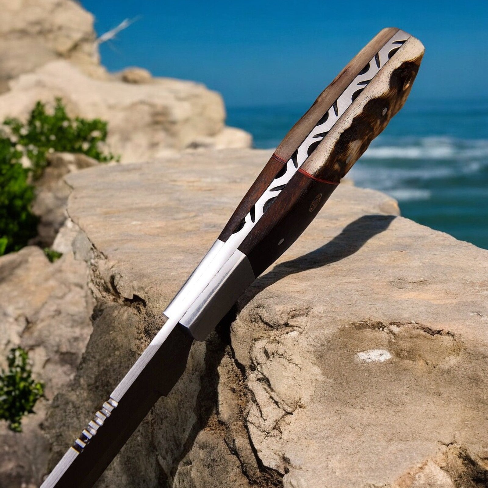 Handmade Damascus Hunting Knife | Sheep Horn & Rosewood